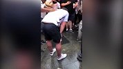 英格兰球迷的迷之庆祝方式 一脸懵逼全场欢呼