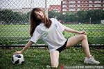 英格兰比利时足球宝贝争艳 大秀美腿力挺主队