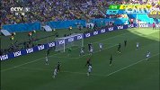 世界杯-14年-淘汰赛-1/4决赛-法国前场进攻本泽马禁区内射门被胡梅尔斯奋力化解-花絮