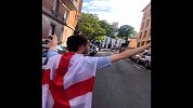 没人为我鼓掌我依然唱得响亮 英国小伙披国旗高歌支持球队