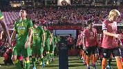 国安并肩对手入场 远征泰国球迷亮出“武汉加油”横幅