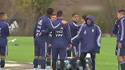 人气火爆！阿根廷U17队员纷纷和梅西合影