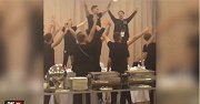 克罗地亚成功晋级四强 球迷兴奋酒店高歌欢呼