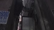 广州一出租屋地板突然塌陷 租客踩空从4楼坠落