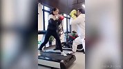跑步机上练习拳击！美女很有想象力啊