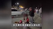 福建平潭“蓝眼泪”海水火出圈，村民卖石头给游客扔海观赏，官方回应