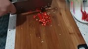 凉拌黄瓜不用拍，这样做的伤心黄瓜一口一个真爽！