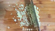 番薯叶炒得好吃有秘诀，饭店老板娘教我加多这几片叶子