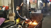 贵州街头发现一位精神小伙，手法熟练烤制草鱼，年纪轻轻就不读书