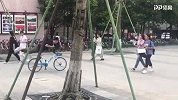 我有特殊的骑单车技巧！小哥哥把共享单车玩成了杂技