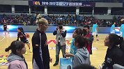 篮球-16年-女篮联赛现温情一幕 “冤家”见面拥抱泯恩仇-新闻