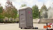 男孩和路人玩遥控车，撞到路边厕所，厕所竟然翻了！