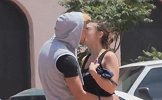 会玩！小哥街头假扮内马尔撩妹 美女上当主动献吻