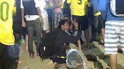 世界杯-14年-7比1德国球迷跪了 下跪庆祝难以置信-新闻