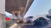 浙江一货车突然失控冲下高架，行车记录仪拍下惊险一幕！官方通报