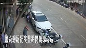 男子庆祝新房踢倒花炮朝路人炸，大伙立即找掩体躲避，不敢露头如枪战片