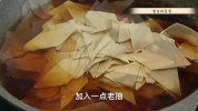 再忙再累也要给你的家人做点解馋的，分享一道豆皮炒木耳，真下饭