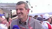 没搂住！F1主持人停止采访庆祝进球 缓过来后连喊Sorry