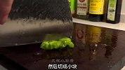 鸡腿不要总是炸着吃了，像这样做一盘辣椒炒鸡丁，简单又好吃