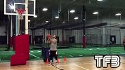 街球-14年-1米7扣将劲爆扣篮 砸板空接360爆棚-专题