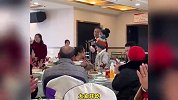 00后新人办“三无婚礼”省钱度蜜月，新娘只用25秒交代三件事：喝茶打牌吃饭