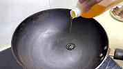 土豆买回来，就像我这样做，做个土豆烧腊肉，好吃又下饭