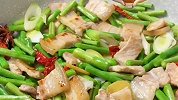 香喷喷的豆角焖面，有肉有菜又有面，一锅满足你的味蕾