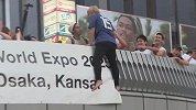 城会玩！日本球迷接力跳河庆祝进球 可惜上岸太费劲
