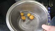 豆腐不要再红烧着吃了，加1个鸡蛋捏一捏，酥香开胃，比肉还好吃