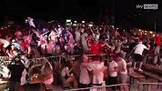 贝林厄姆加时破门 聚集看球的英格兰球迷疯狂庆祝
