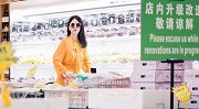 李湘穿长裙逛超市，身材高挑腰肢纤细，被嘲P图过度
