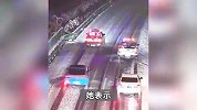 因暴雪管制，有车主被困12小时，交警开车压速带小车出山区
