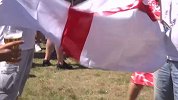 阳光草地啤酒！大战在即英格兰球迷放松如露营
