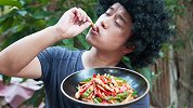 在深山里，用土灶烧蛏子，好吃得停不下来