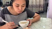 又是简简单单的一餐，泡菜配上稀饭，好喝