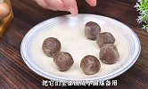 往西瓜里打入一个鸡蛋柔软又拉丝，真的好吃