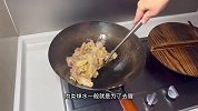 农家小炒鸡，不加一滴水是老家办酒席那个味道，是奶奶的味道