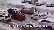 南方多地出现冻雨天气 树叶车辆“穿冰甲”