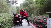 说好拍照当证据，你把我手机也抢走了我怎么给我老婆看啊！