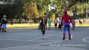 街球-蜘蛛侠的真实身份？教授街球场上化身Spiderman与球迷单挑过招-专题