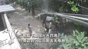 女子倒车压着地上电线，车底顿时火光四溅，女子吓坏立马弃车而逃