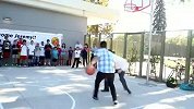 篮球-13年-林书豪穿衬衫单挑市长 遭严密防守无奈秀远投-新闻