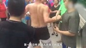 争球场，广场舞大妈围殴打篮球小伙