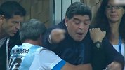 喝酒竖中指争议不断 FIFA每天1万请来马拉多纳