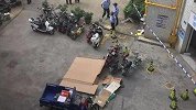 广东东莞男子跳楼砸中快递员 两人当场死亡