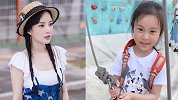 李小璐中秋独自带甜馨，中秋聚餐独缺贾乃亮，父亲缺席甜馨成长
