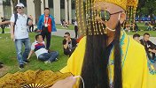PP体育前方直击：中国球迷组团观赛 古装造型引众人围观