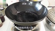 “手撕包菜”是焯水还是过油？其实都错了，看饭店大厨是怎样做的
