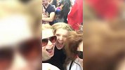 都被啤酒泼湿了！法国美女球迷尖叫庆祝球队夺冠