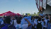 气氛火爆！阿根廷球迷场外高歌两小时 唱歌跳舞等待入场